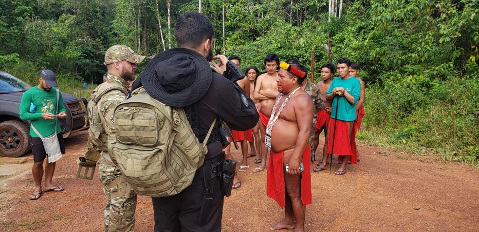 Delegado, agentes e peritos foram conduzidos por indígenas em áreas suspeitas — Foto: PF/Divulgação