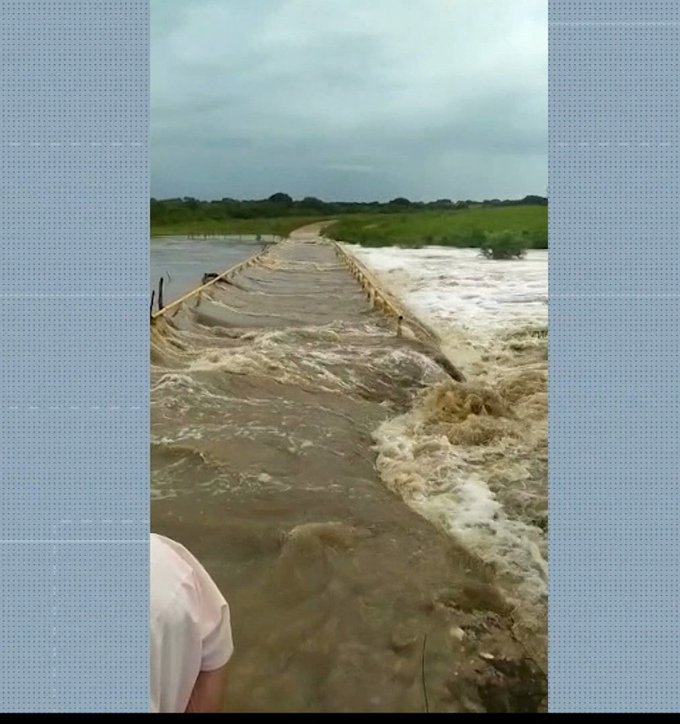 Ponte fica submersa após rio transbordar em Jacaraú — Foto: Reprodução/TV Cabo Branco