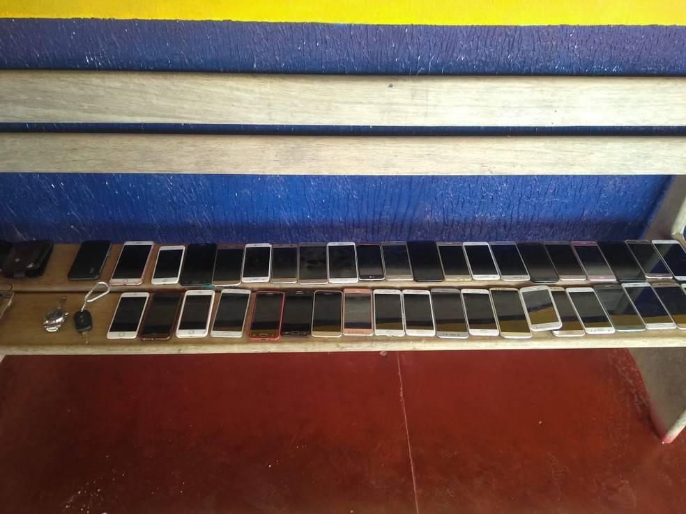 Celulares furtados foram reconhecidos por parte das vÃ­timas â€” Foto: PolÃ­cia Militar/DivulgaÃ§Ã£o