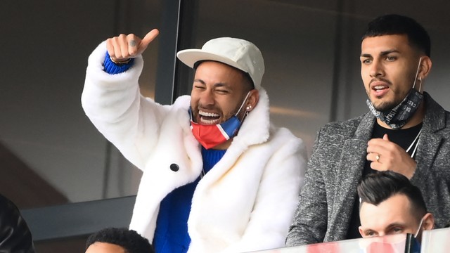 Suspenso, Neymar acompanhou partida deste domingo