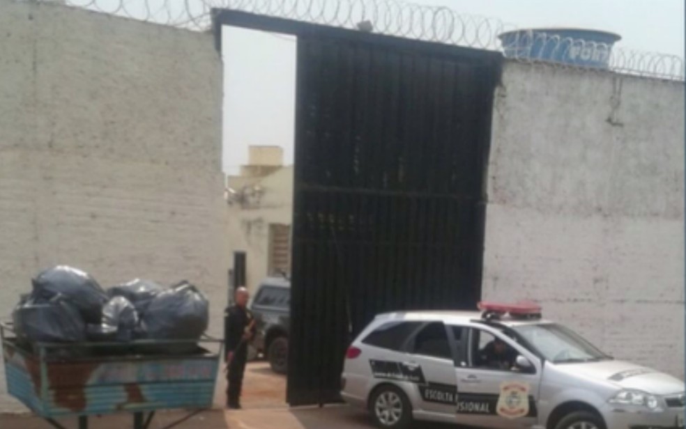 Ex-padre foi levado para pres&iacute;dio de Quirin&oacute;polis &mdash; Foto: Reprodu&ccedil;&atilde;o/TV Anhanguera