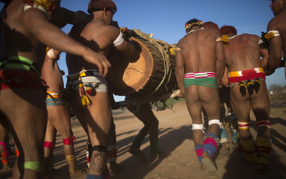 Foto mostra índios Waura celebram o Quarup, ritual em honra a mortos que tiveram importância para a tribo, no Parque Nacional do Xingu — Foto: Ueslei Marcelino/Reuters