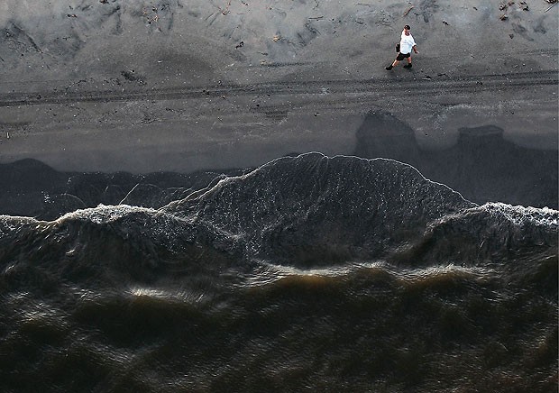 O óleo que vazou no Golfo do México, em  2010, avança como uma maré negra na ilha Grand Terre, em Louisiana, um ano depois do acidente (Foto: Getty Images)