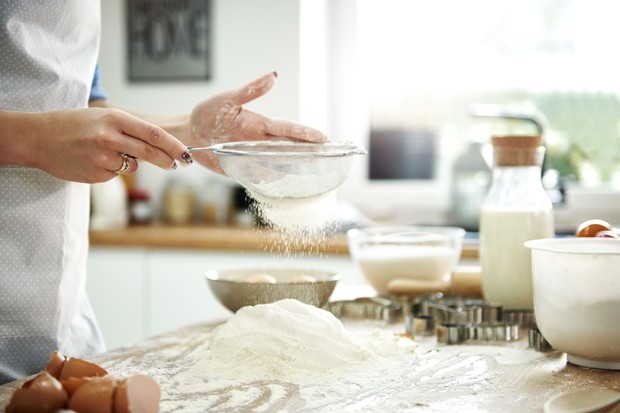 Como preparar a farinha de trigo e deixá-la perfeita para suas receitas (Foto: Getty Images/Image Source)