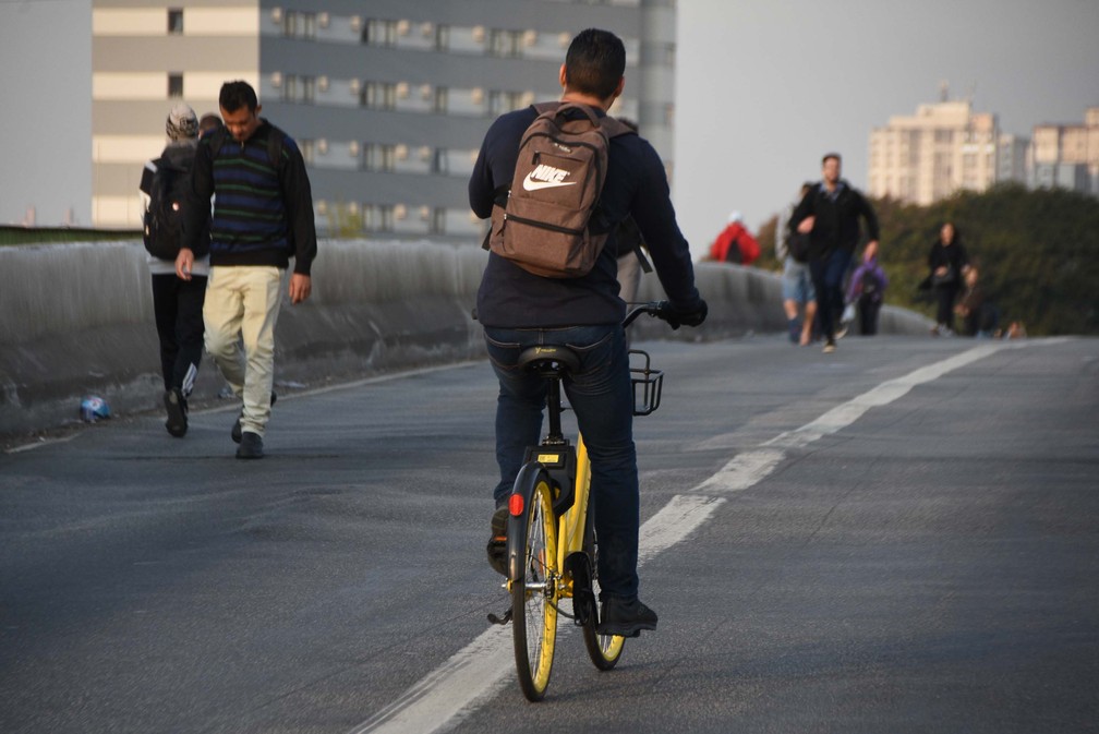 Ciclistas na Ponte do Jaguaré nesta segunda-feira (26) — Foto: Ronaldo Silva/Futura Press/Estadão Conteúdo