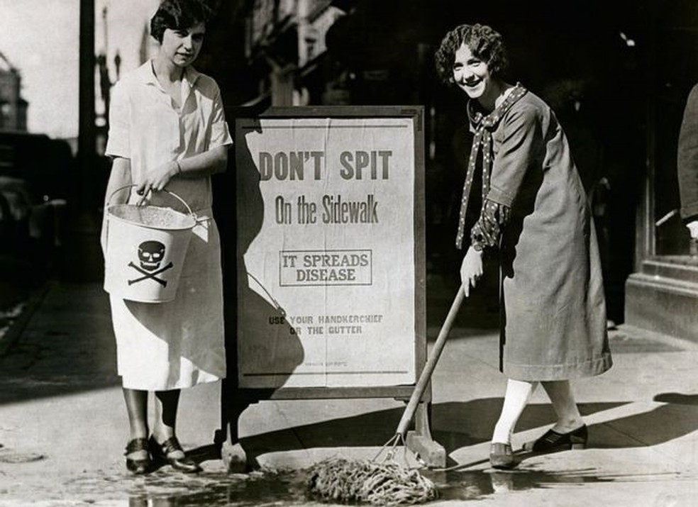 Na década de 1880, Nova York se tornou a primeira cidade americana a proibir a cusparada. Na placa, um aviso: 'não cuspa na calçada, isso espalha doenças' — Foto: Getty Images/Via BBC