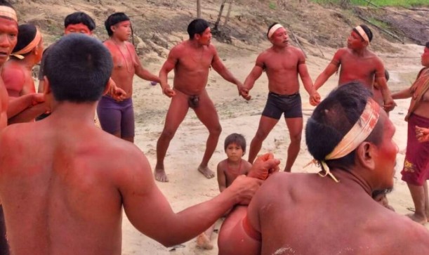 Grupo korubo de recente contato que vive na Terra Indígena do Vale do Javari, na Amazônia