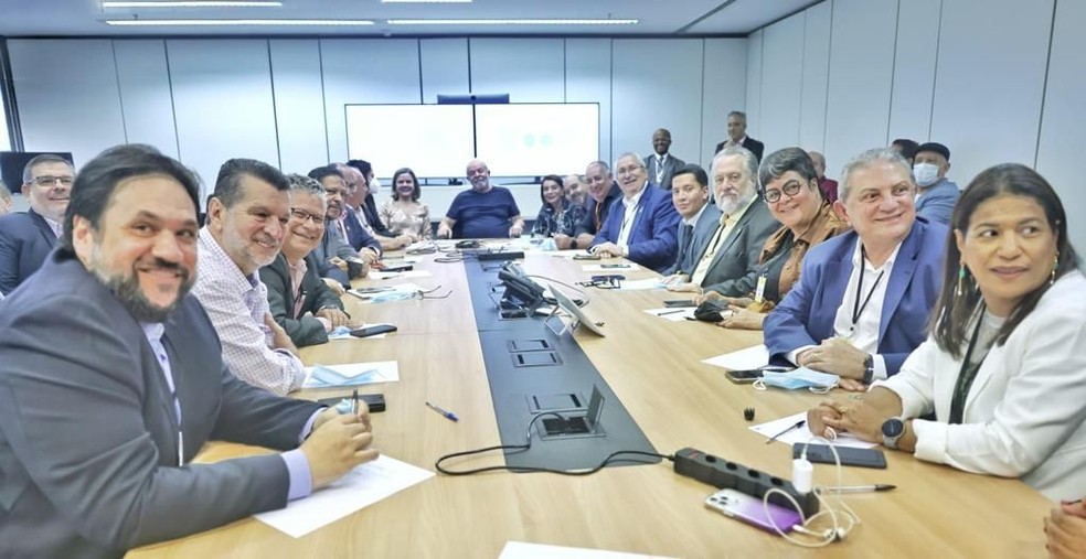 O presidente eleito, Lula, durante reunião com centrais sindicais em Brasília — Foto: Cláudio Kbene/Divulgação