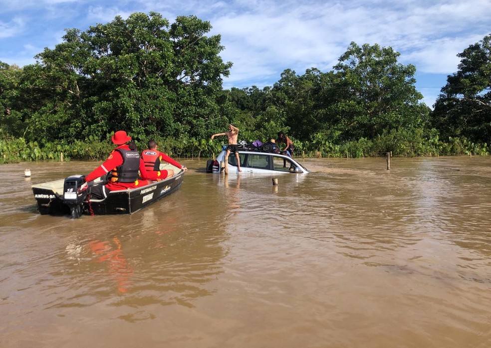 Carro fica submerso no sul da Bahia e bombeiros usam barco para resgatar vítimas — Foto: Divulgação/Corpo de Bombeiros