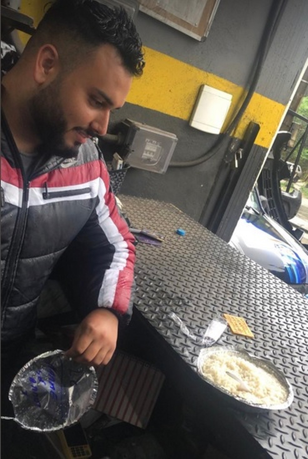 Amigo flagrou o momento da decepção de Lucas ao receber a quentinha apenas com arroz — Foto: Lucas Duarte/ Redes Sociais