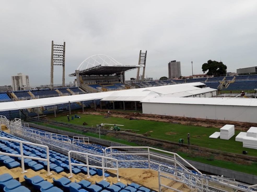 Estádio Presidente Vargas tem gramado transformado em hospital de campanha para tratamento de pacientes com Covid-19 — Foto: José Leomar/SVM