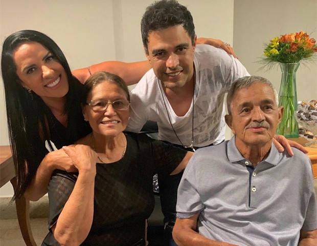 Zezé di Camargo e Graciele Lacerda posam com Dona Helena e Sr. Francisco, pais do sertanejo (Foto: Reprodução / Instagram)