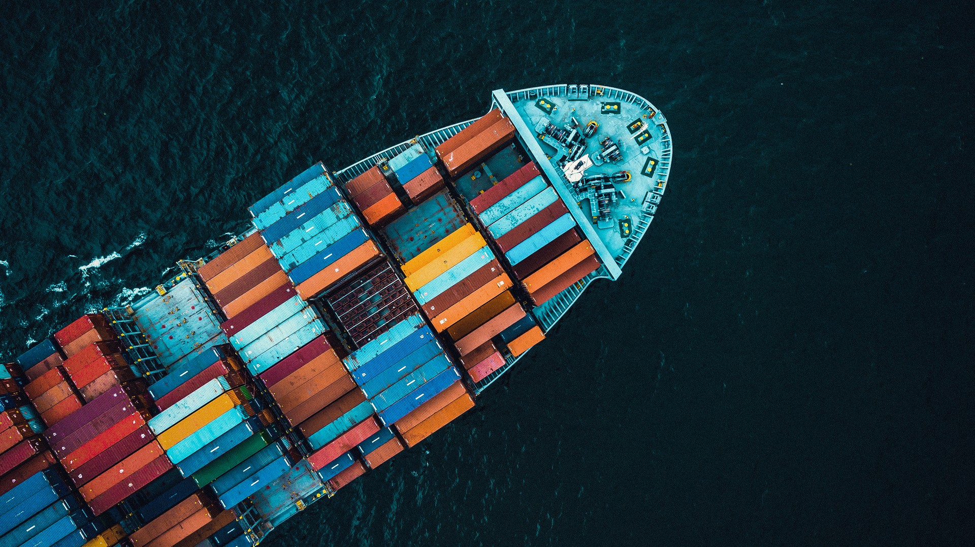 Lockdowns e restrições à circulação de pessoas gerou efeito em cadeia sobre o setor de logística internacional, que sofre com congestionamento em portos e falta de contêineres (Foto: Divulgação/Maersk)