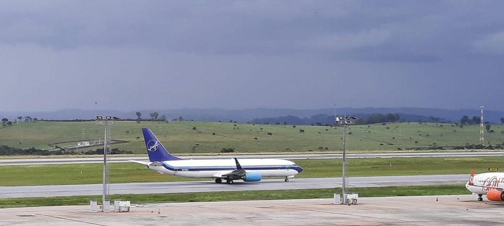 O primeiro avião chegou às 14h07 e, segundo BH Airport, que administra o terminal, o voo trouxe 100 pessoas. — Foto: Lucas Franco/ TV Globo
