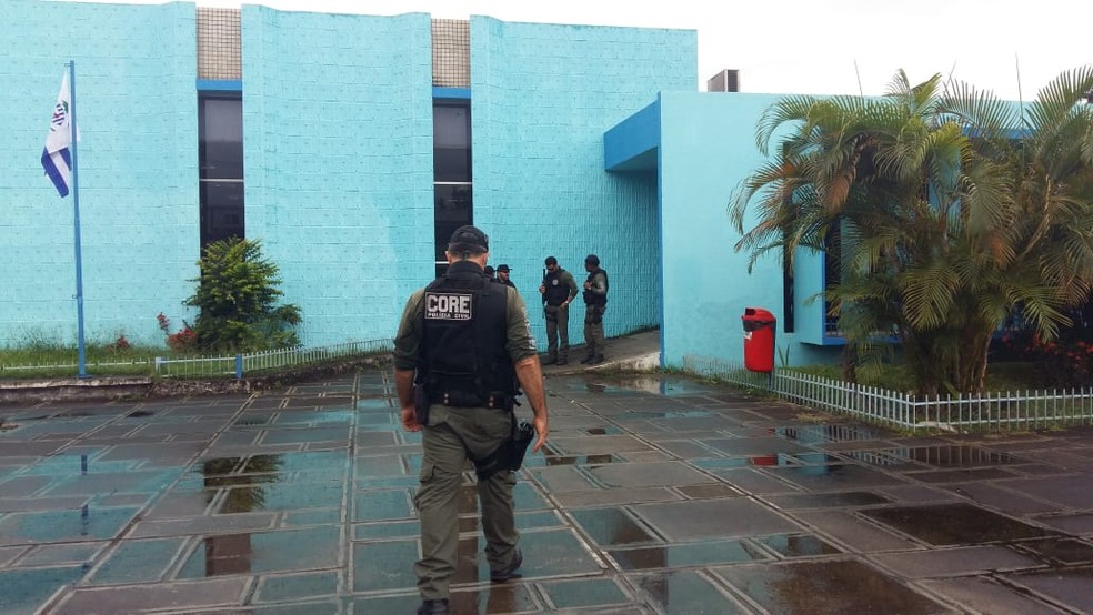 Policiais civis cumprem mandados de busca e apreensão em operação que tem como um dos alvos a Câmara de Vereadores do Cabo de Santo Agostinho, no Grande Recife — Foto: Robson Batista/TV Globo