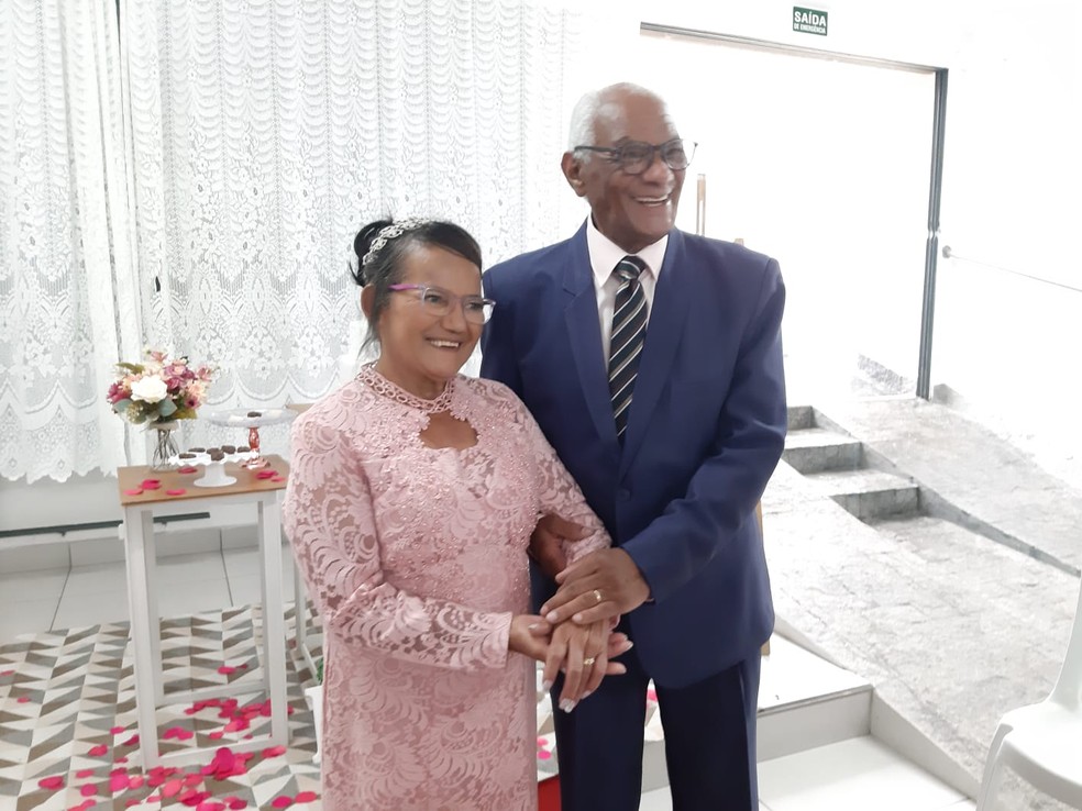 Dona Diras e Seu Sebastião trocaram as alianças na cerimônia religiosa — Foto: Maiara Barbosa/g1