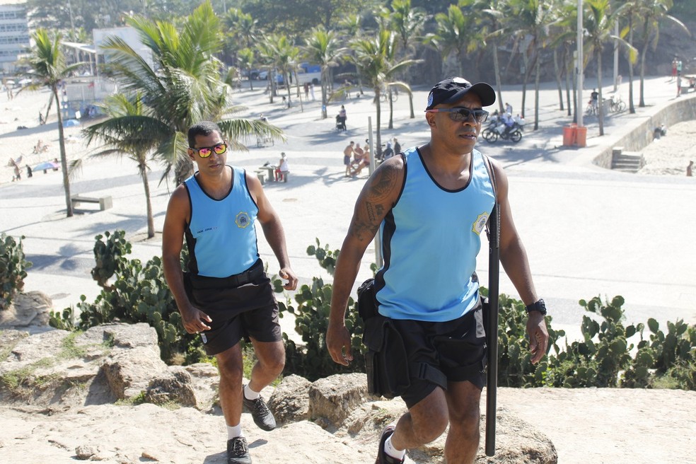 Equipes da Operação Verão, que atuam na orla do Rio, contam com o suporte contínuo dos agentes do Núcleo de Videopatrulhamento da Guarda Municipal, — Foto: Divulgação / Seop