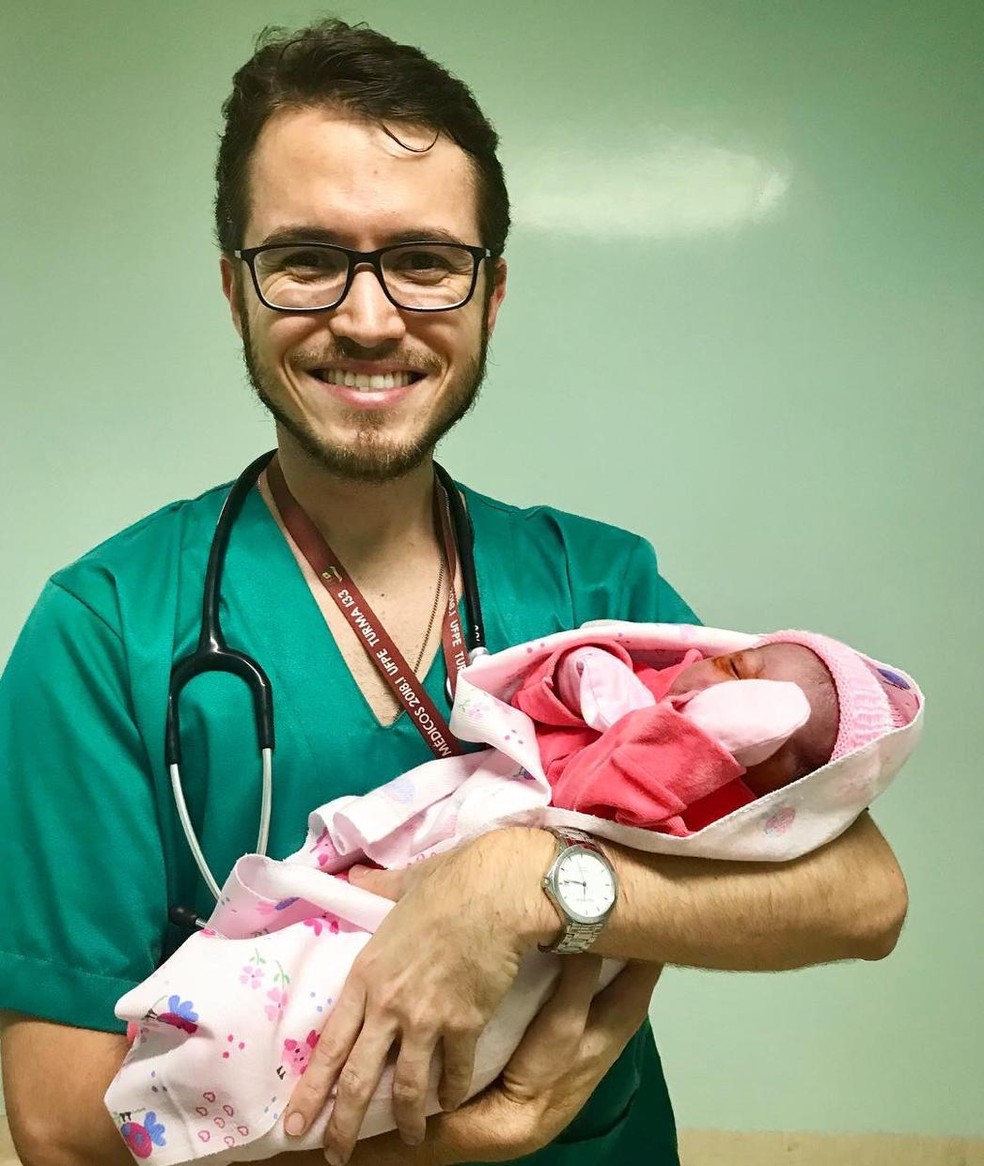 Leonardo Campello Ã© mÃ©dico e realizou um parto pela primeira vez Ã s margens da PE-216, em Catende â Foto: Leonardo Campello/Arquivo pessoal