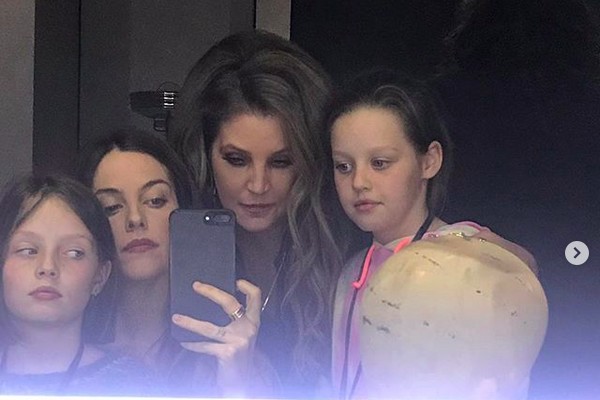 A cantora Lisa Marie Presley com as três filhas (Foto: Instagram)