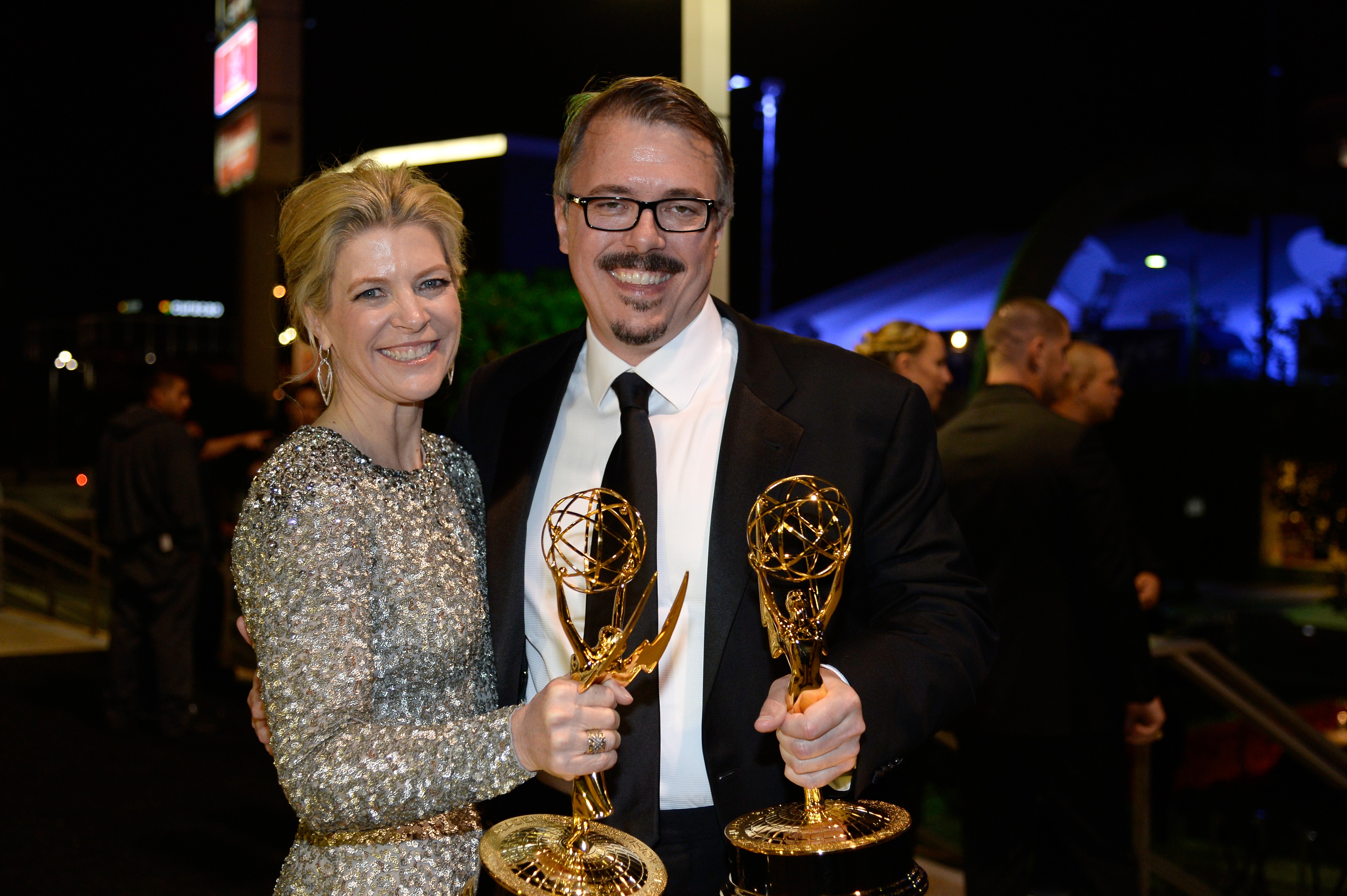 Michelle MacLaren e Vince Gilligan comemoram um Emmy por Breaking Bad (Foto: Getty Images)