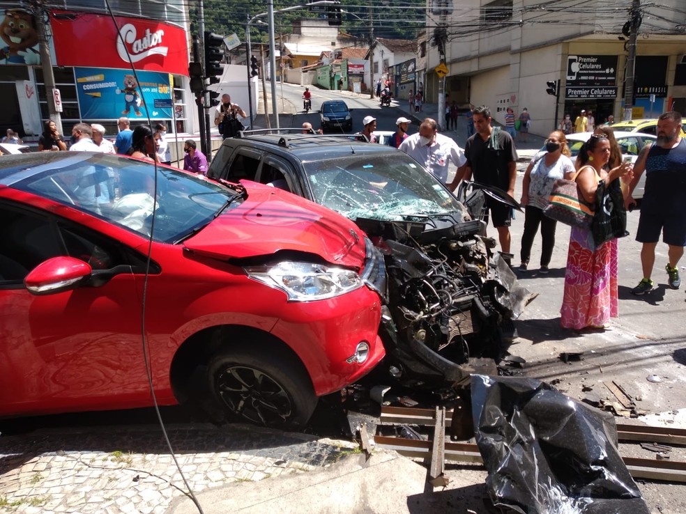 Carros após acidente com caminhão na Avenida Presidente Itamar Franco em Juiz de Fora — Foto: Angélica Tristão/Arquivo pessoal