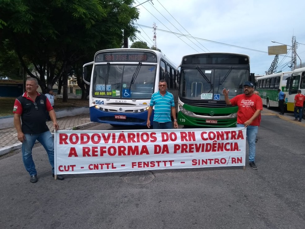 Sindicato dos Rodoviários pararam ônibus em manifestação contra reforma da previdência em Natal — Foto: Cedida