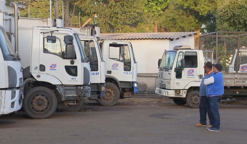 Mesmo com coleta parcial, lixo se acumula nas ruas após cinco dias de greve em Bauru — Foto: Reprodução/TV TEM