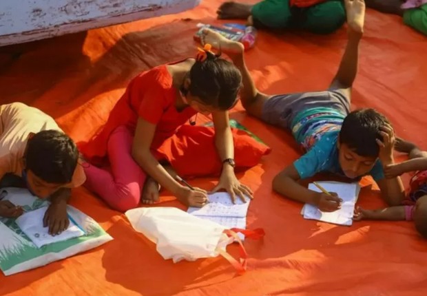 Com o apoio certo, as crianças podem aprender a ler em uma ampla variedade de ambientes, como nesta escola ao ar livre em Dhaka, Bangladesh (Foto: GETTY IMAGES (via BBC))