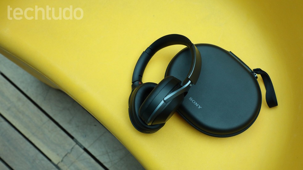 Sony WH-1000XM2 está disponível no Brasil apenas na cor preta — Foto: Yuri Hildebrand/TechTudo