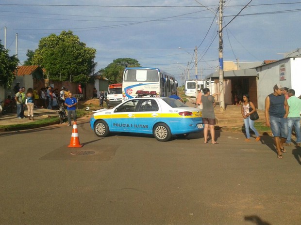 Polícia e Samu no local do acidente, no bairro Tarsila do Amaral (Foto: Osvaldo Nóbrega/ TV Morena)