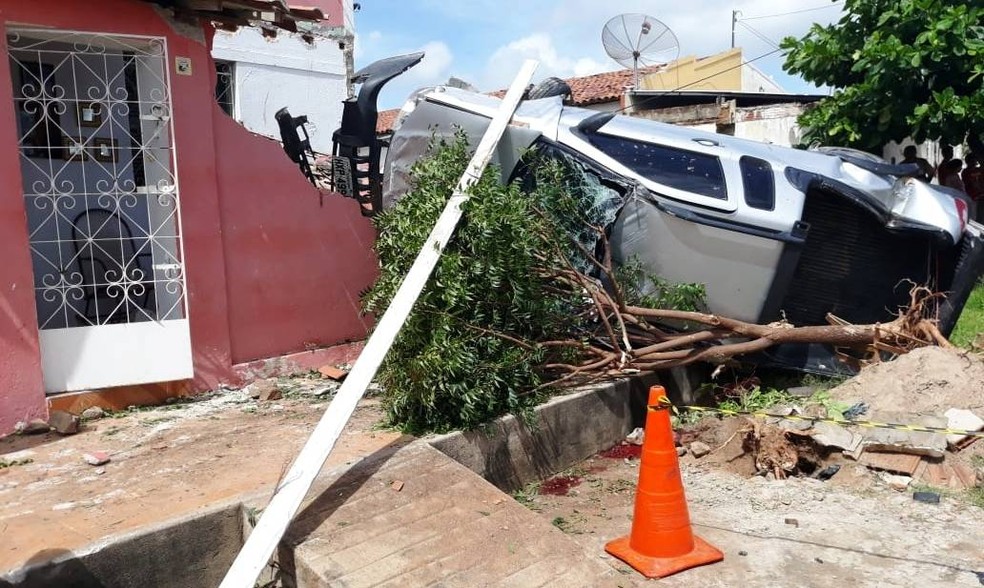 Cinco pessoas ficam feridas apÃ³s carro bater em Ã¡rvores, invadir casa e capotar, no interior do CearÃ¡. â Foto: Arquivo Pessoal