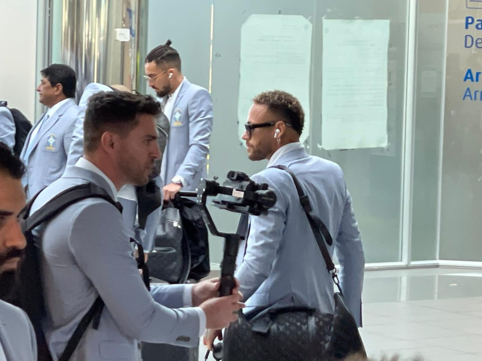 Embarque da seleção brasileira em Turim rumo ao Catar — Foto: Marcelo Courrege