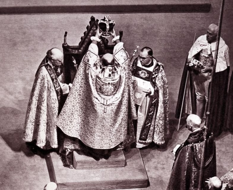A Rainha Elizabeth II sendo coroada com a Coroa de São Eduardo, na Abadia de Westminster, em 1953 (Foto: Getty Images)