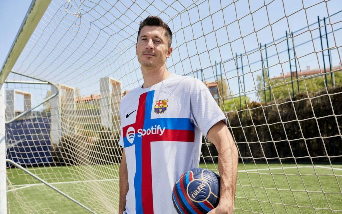 Quem é o camisa 3 Barcelona?