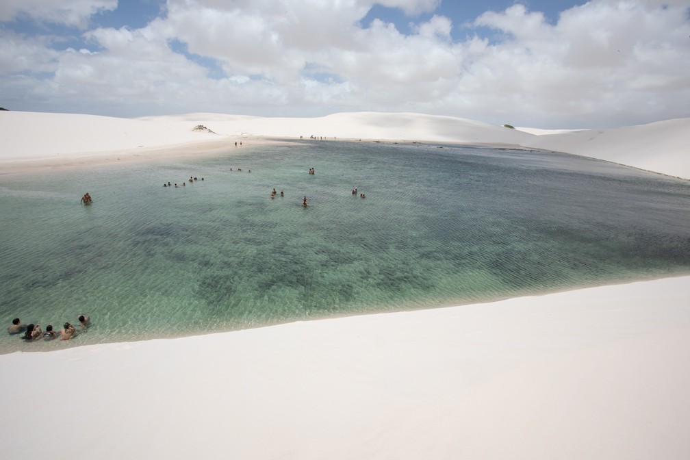 Lagoa Azul vista de cima: opção de mergulho nos Lençóis Maranhenses  — Foto: Celso Tavares/G1