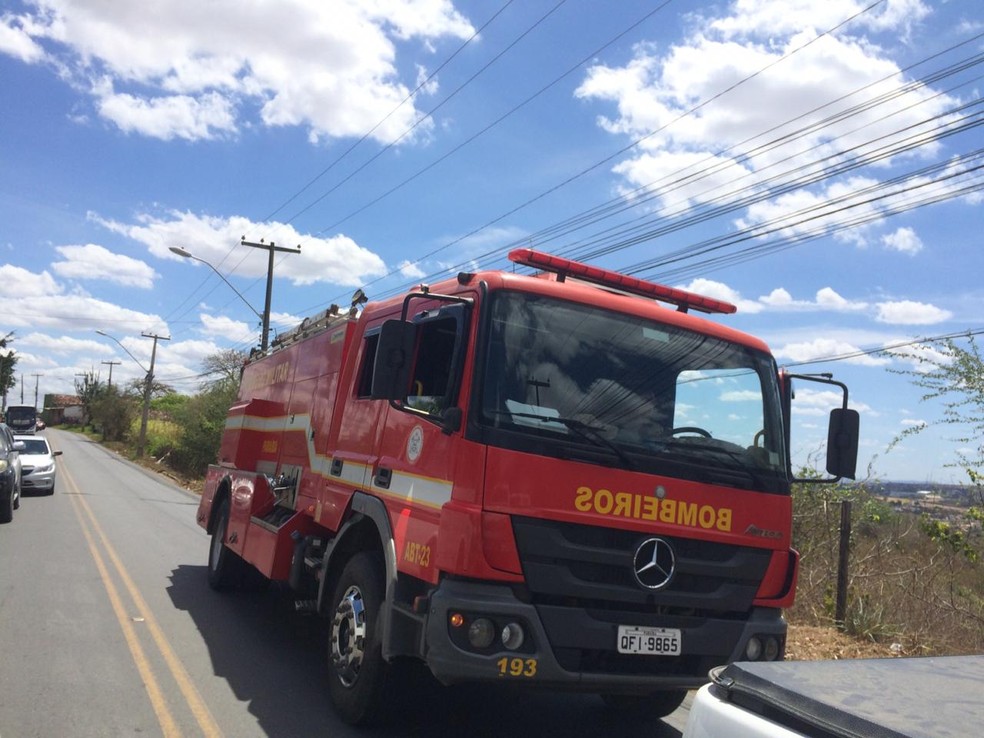 Uma equipe dos bombeiros também foi acionada ao local para controlar o fogo no local — Foto: Érica Ribeiro/G1