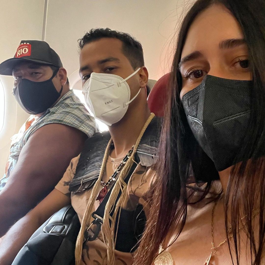 Alessandra Negrini e Thiago Guarani (meio), ativista da terra indígena Jaraguá, no avião (Foto: Reprodução Instagram)