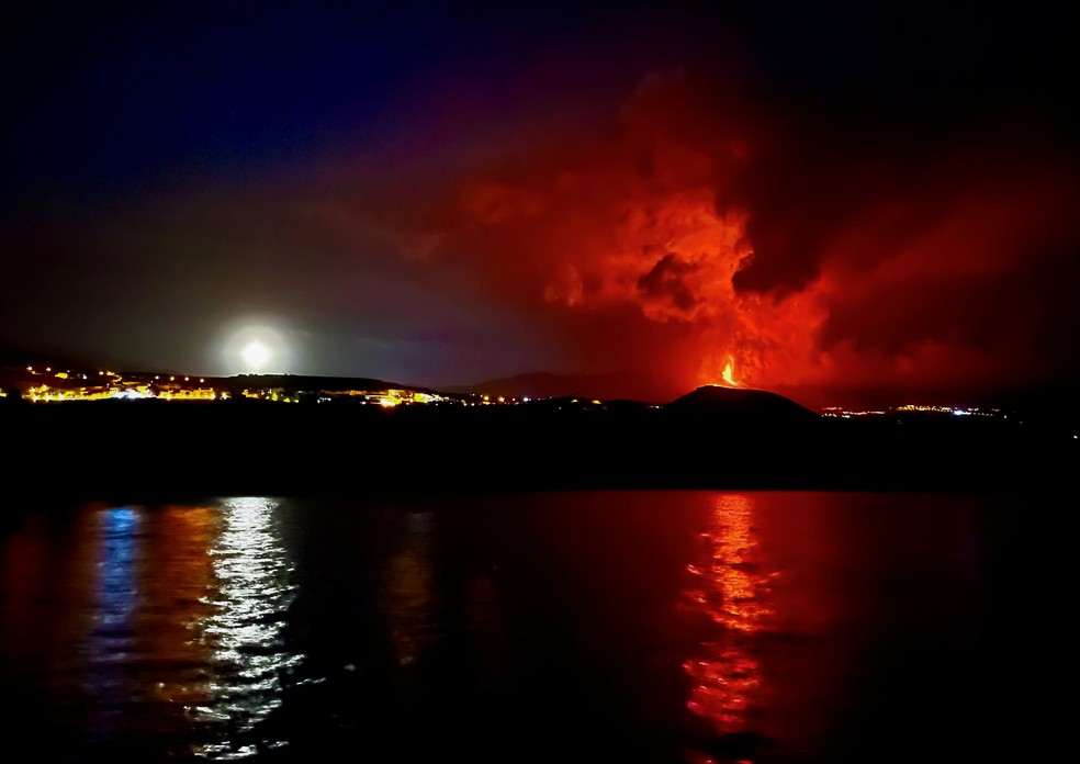 Erupção se intensifica e fecha aeroporto em La Palma, nas Ilhas Canárias. — Foto: REUTERS/Marco Trujillo