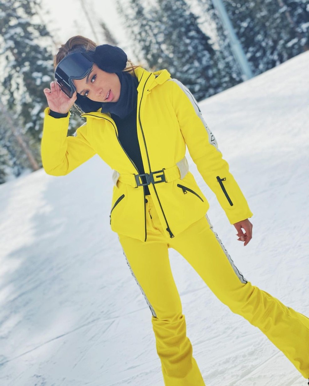 Anitta com look amarelo divertido para temporada de neve e frio no Colorado, nos Estados Unidos — Foto: Reprodução