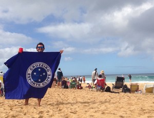 Cruzeirense leva bandeira celeste para acompanhar título de Medina no Havaí