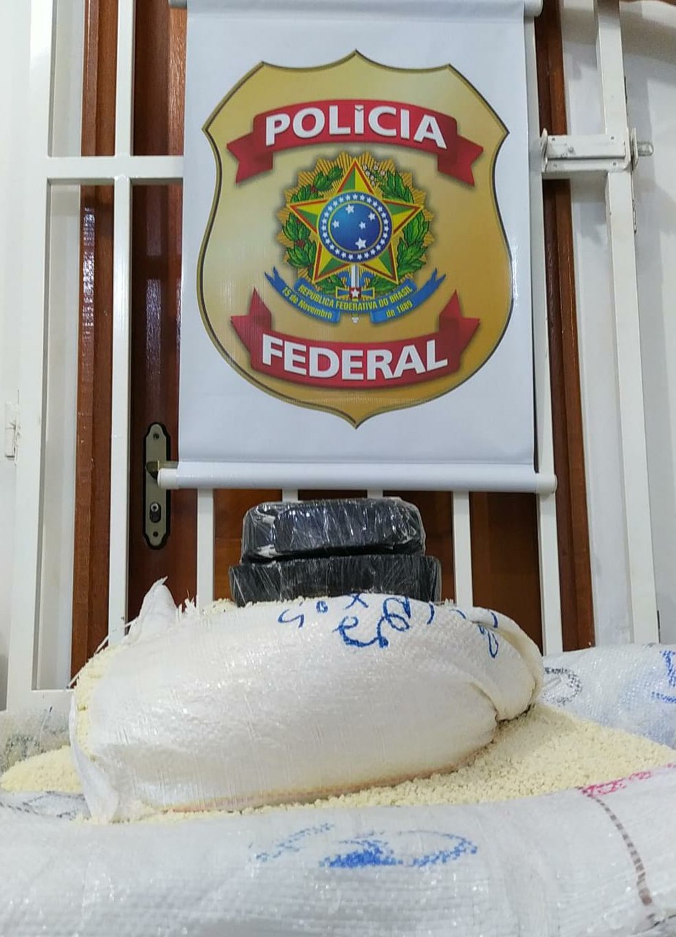 Droga foi achada escondida dentro de um saco de farinha em uma agência de despacho de Cruzeiro do Sul — Foto: Asscom/Polícia Federal