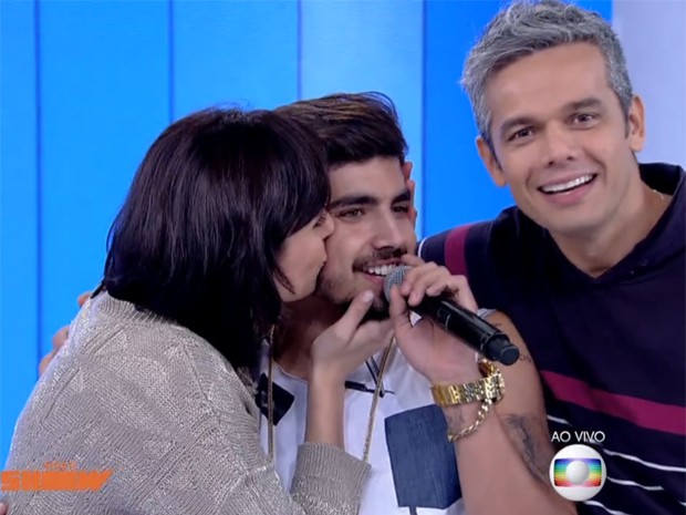 Monica dá um superbeijo em Caio Castro (Foto: Vídeo Show / TV Globo)