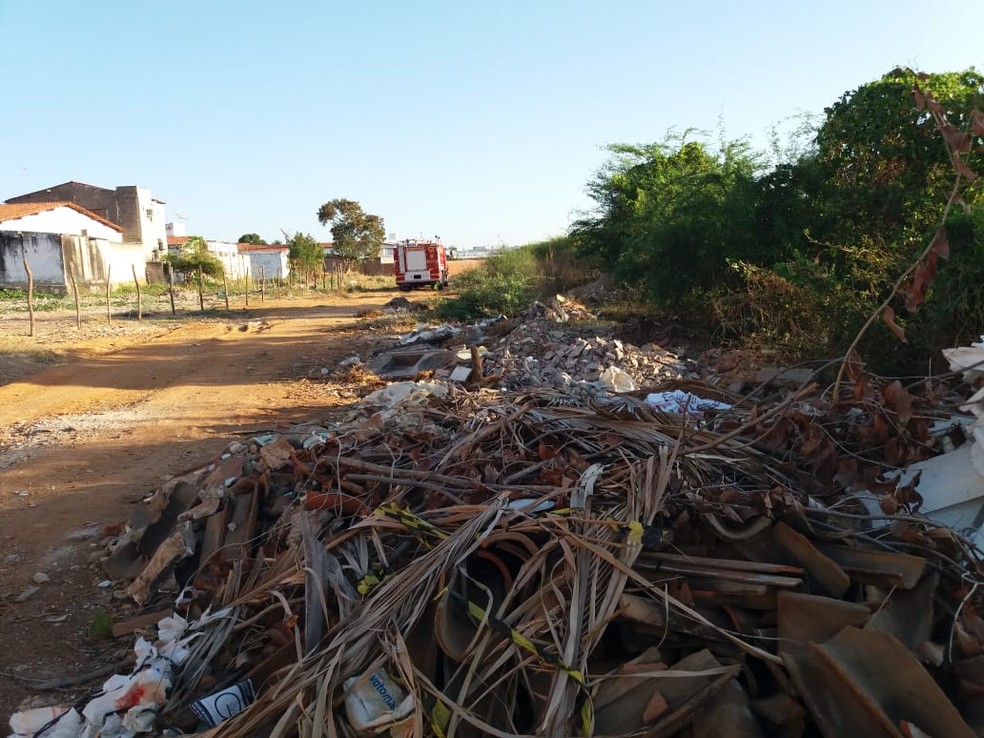 Ãrea de proteÃ§Ã£o ambiental de Iguatu tem entulho e lixo acumulado. â€” Foto: Wandenberg BelÃ©m