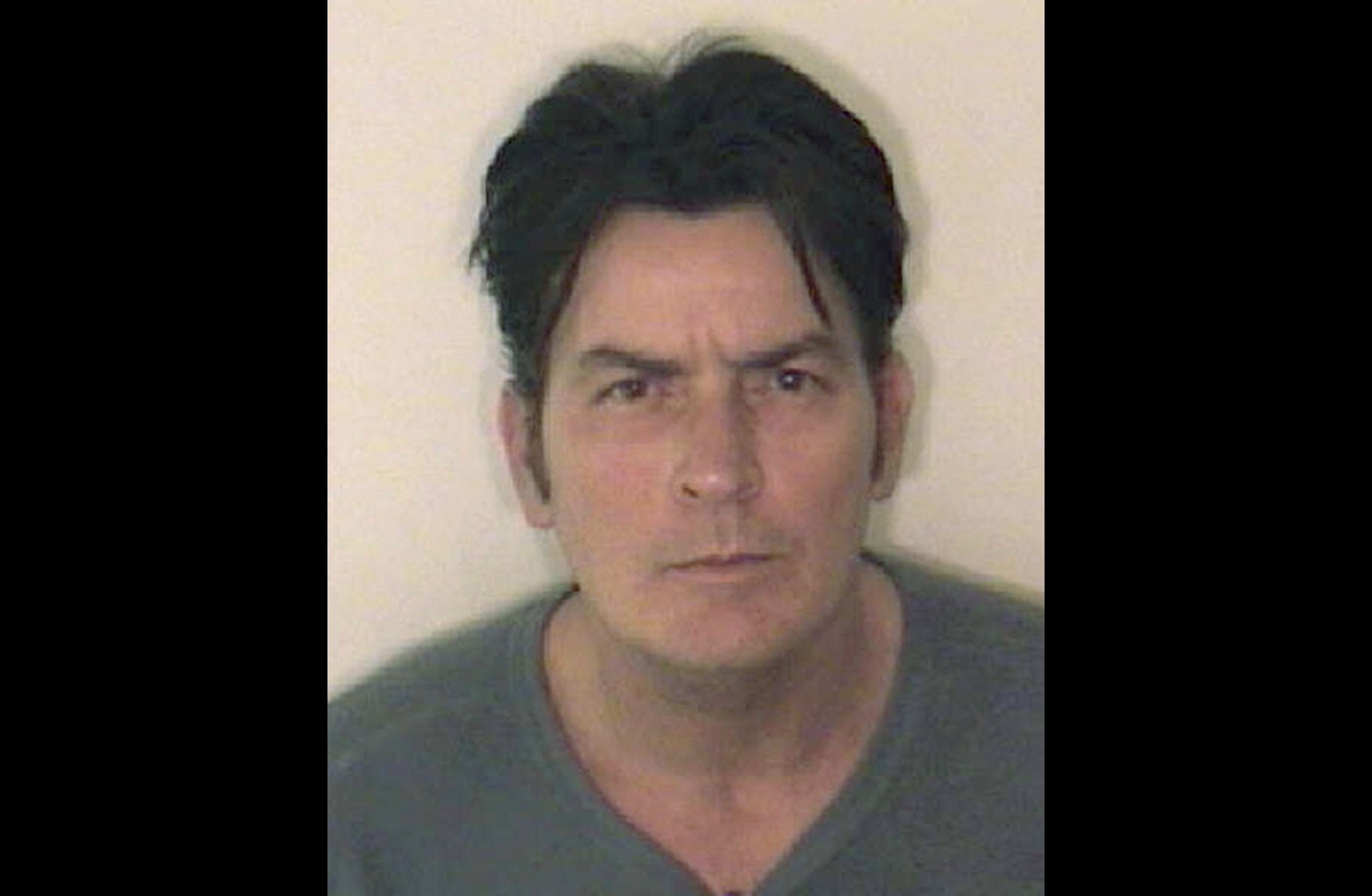Charlie Sheen durante a vida. Da última vez, foi preso por péssima conduta em um hotel depois de consumir altas doses de cocaína. (Foto: Divulgação)