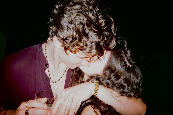 Beijo entre os cantores Shawn Mendes e Camila Cabello (Foto: Instagram)