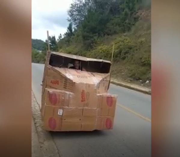 Morador de SC vai ao posto 'abastecer' réplica de caminhão feita de papelão e vídeo viraliza