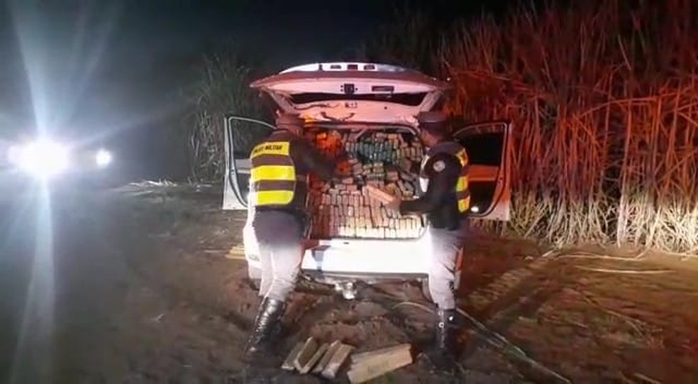 Carro com droga foi encontrado abandonado em canavial de Santa Adélia (SP) — Foto: Polícia Rodoviária/Divulgação