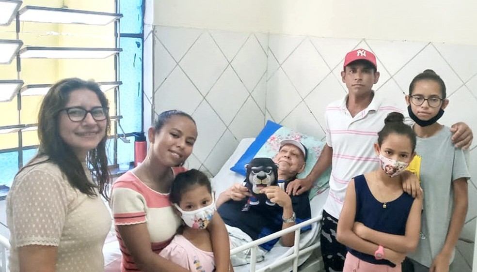 Evanildo Albino dos Santos, de 66 anos, reencontrou os dois filhos e conheceu alguns netos no dia 18 de junho, durante uma visita dos familiares na Toca de Assis, em Fortaleza. — Foto: MPCE/ Divulgação