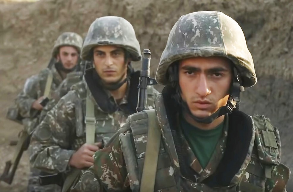 Soldados da Armênia em conflito em Nagorno-Karabakh, em foto divulgada pelo governo armênio nesta quarta (30) — Foto: Armenian Defense Ministry via AP