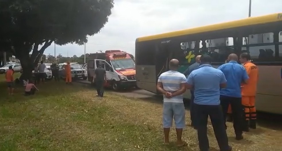 Ônibus alvo de assalto no DF em que cadeirante de 57 morreu ao tentar reagir à ação do criminoso — Foto: Corpo de Bombeiros/Divulgação